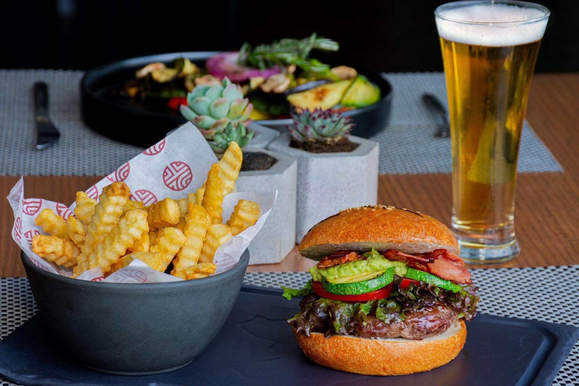 NH Collection Mexico City Santa Fe Exterior foto Burger and fries