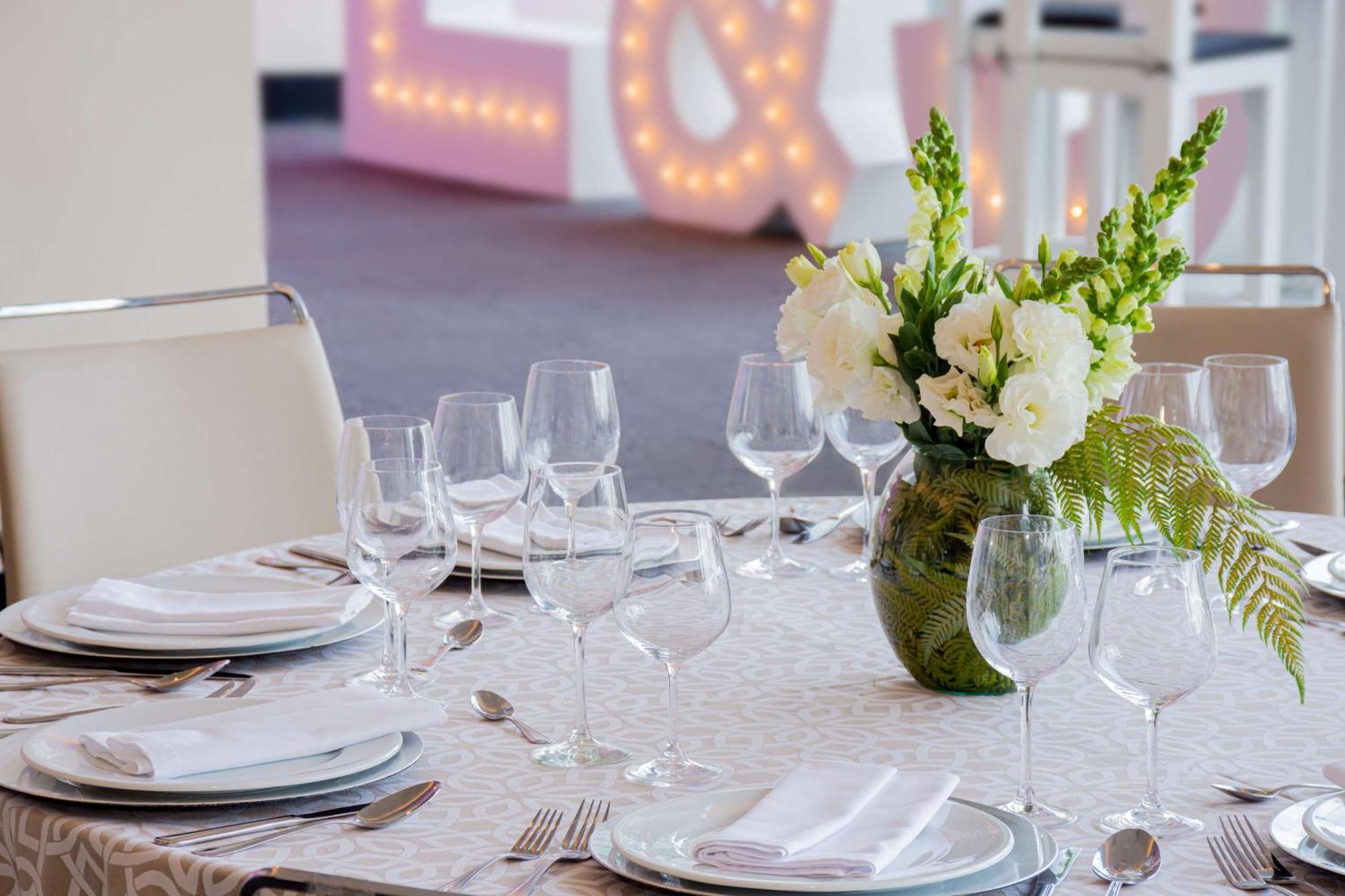NH Collection Mexico City Santa Fe Exterior foto A table set for a wedding reception